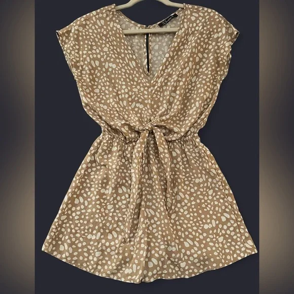 SIMPLEE Tan and white front tie romper - Picture 2 of 7